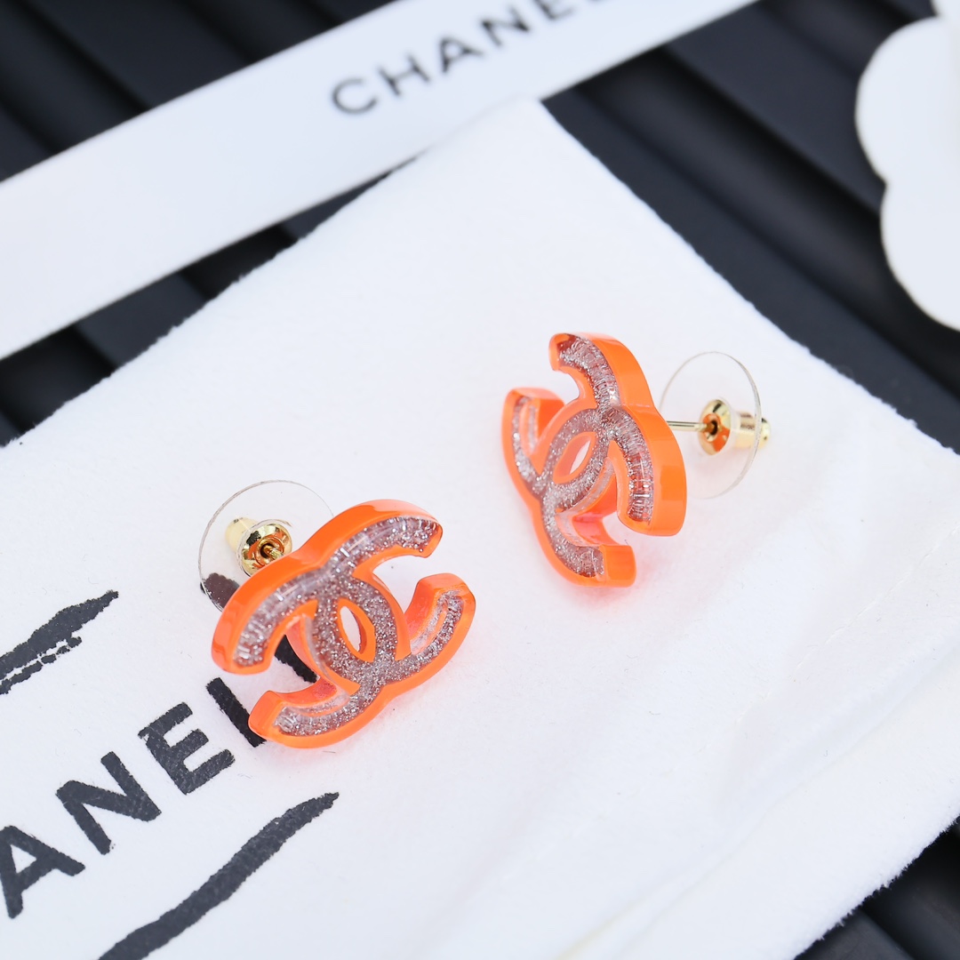  CHANEL 小香风经典双C耳钉买买买# 
亚克力彩色🔱搭配各种日常通勤和晚会活动造型，时尚又经典✨0
