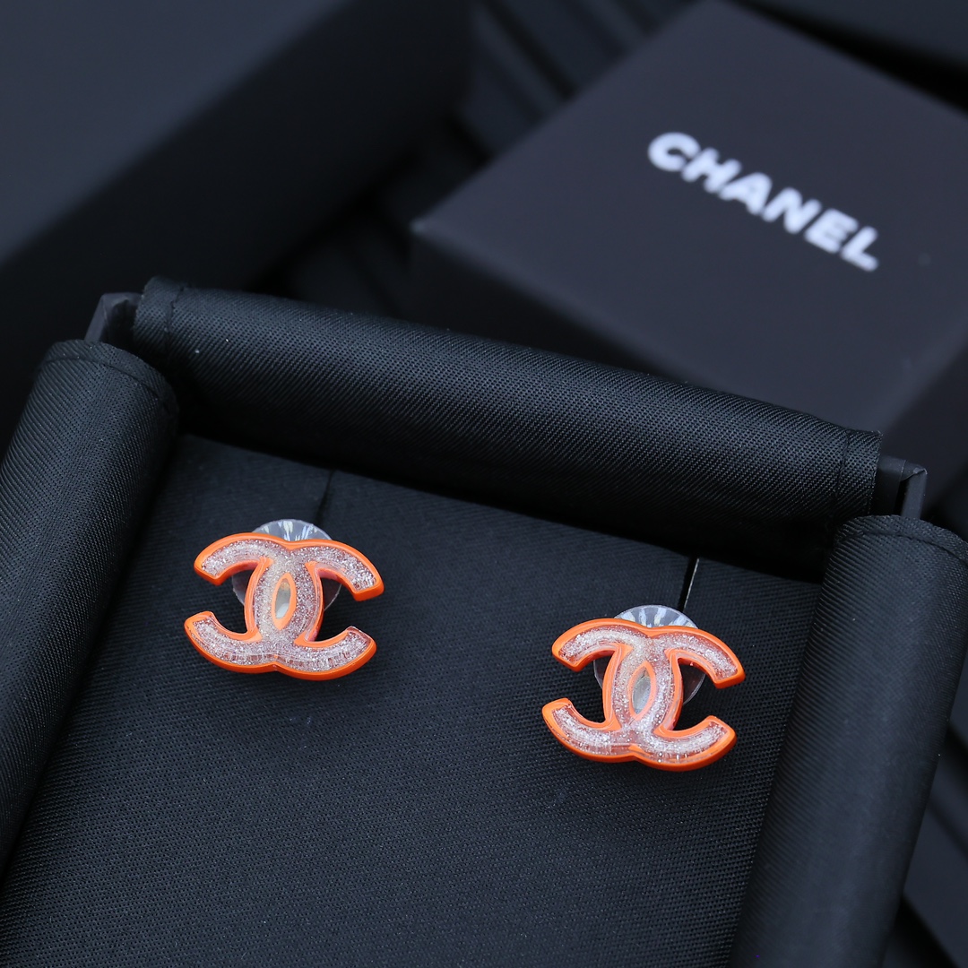 CHANEL 小香风经典双C耳钉买买买# 
亚克力彩色🔱搭配各种日常通勤和晚会活动造型，时尚又经典✨0