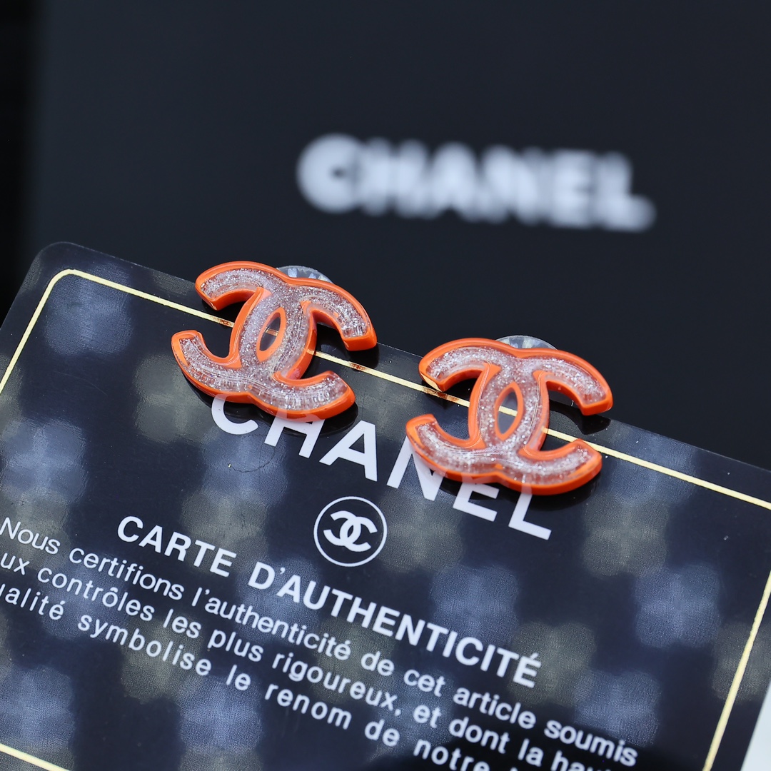  CHANEL 小香风经典双C耳钉买买买# 
亚克力彩色🔱搭配各种日常通勤和晚会活动造型，时尚又经典✨0