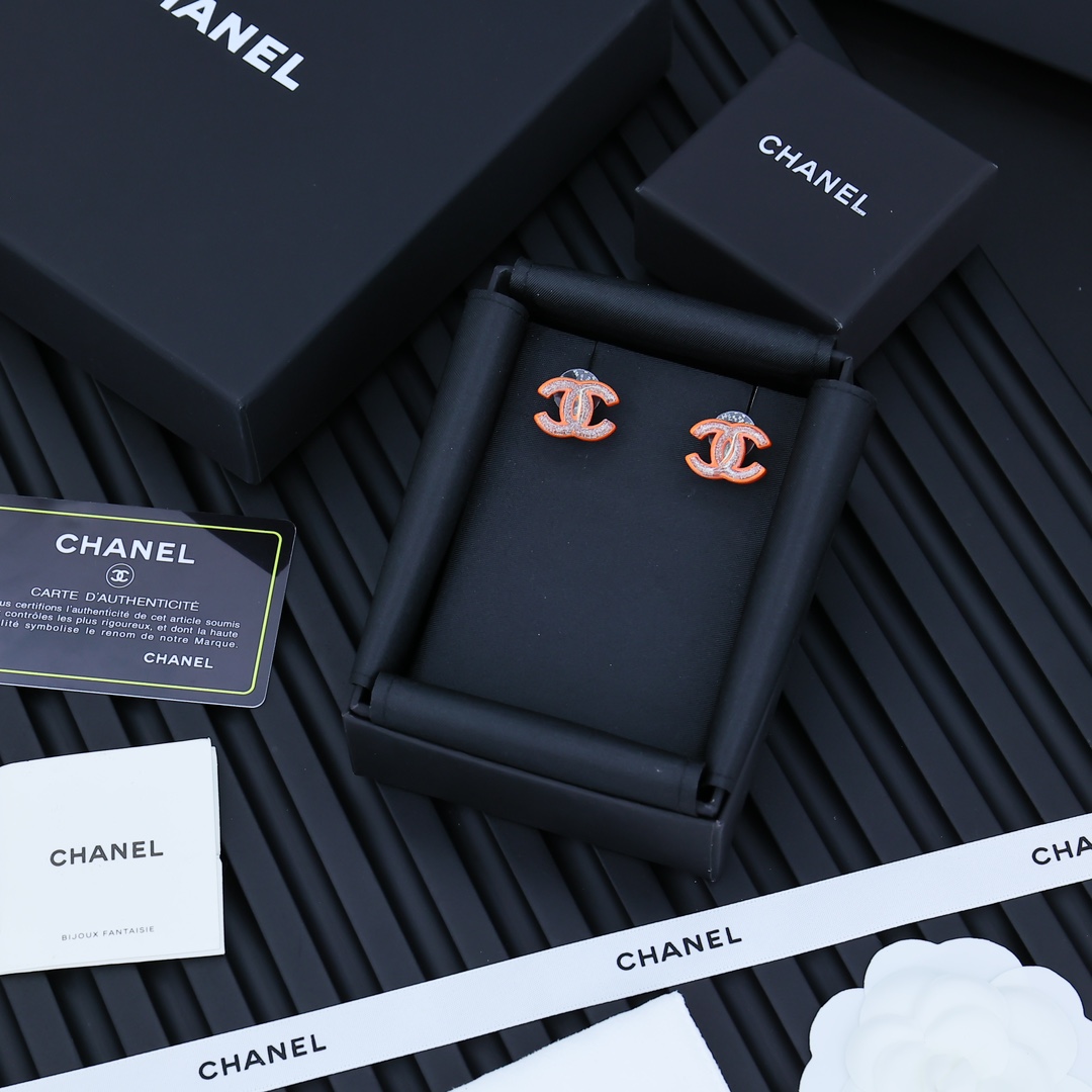  CHANEL 小香风经典双C耳钉买买买# 
亚克力彩色🔱搭配各种日常通勤和晚会活动造型，时尚又经典✨0