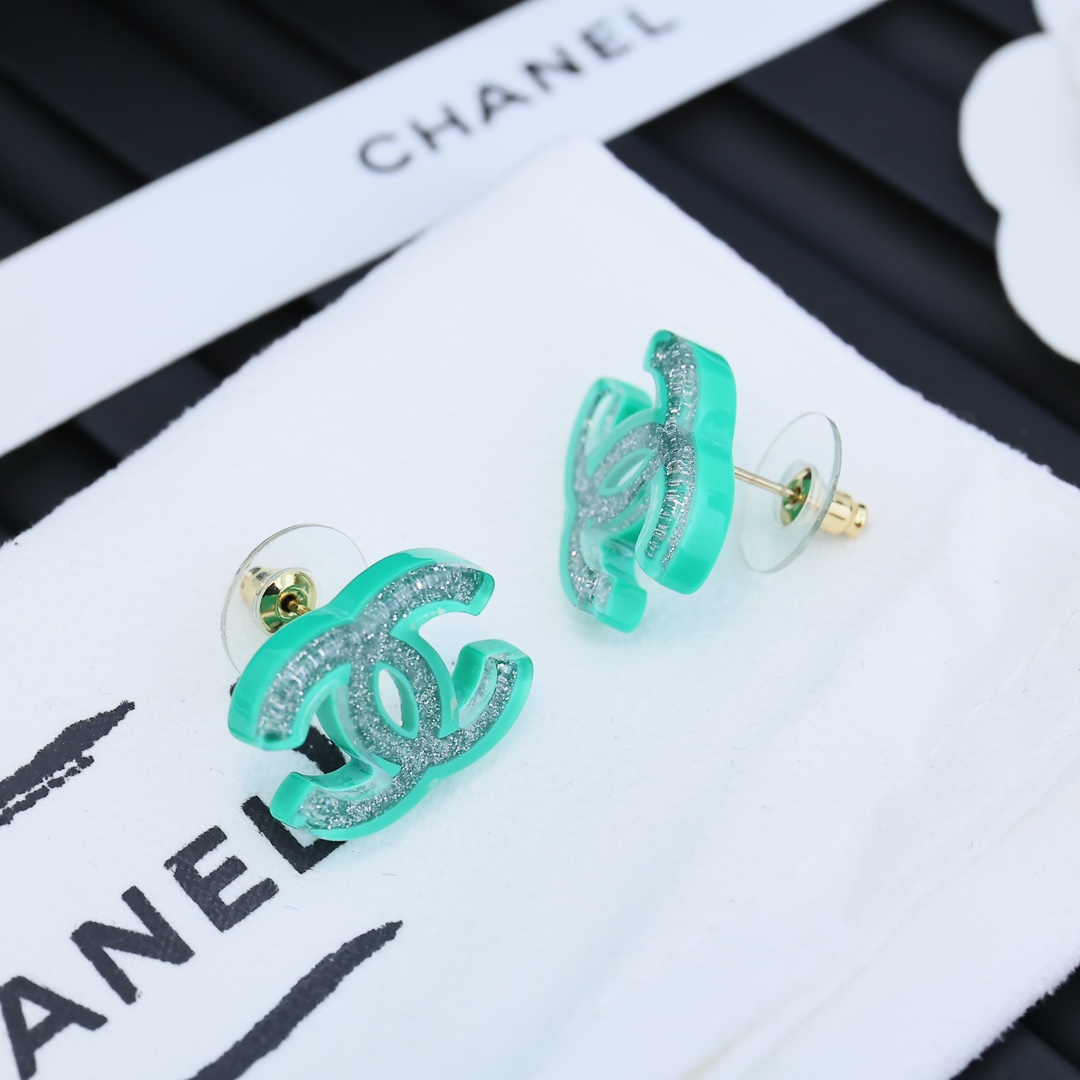  CHANEL 小香风经典双C耳钉买买买# 
亚克力彩色🔱搭配各种日常通勤和晚会活动造型，时尚又经典✨0