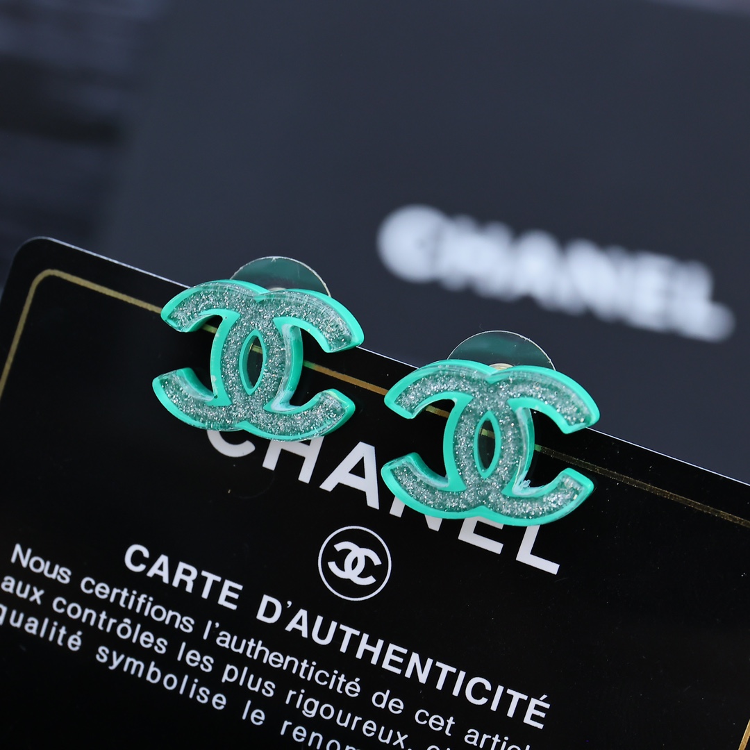  CHANEL 小香风经典双C耳钉买买买# 
亚克力彩色🔱搭配各种日常通勤和晚会活动造型，时尚又经典✨0