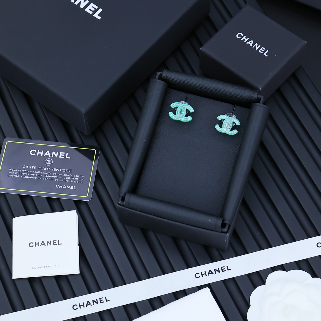  CHANEL 小香风经典双C耳钉买买买# 
亚克力彩色🔱搭配各种日常通勤和晚会活动造型，时尚又经典✨0