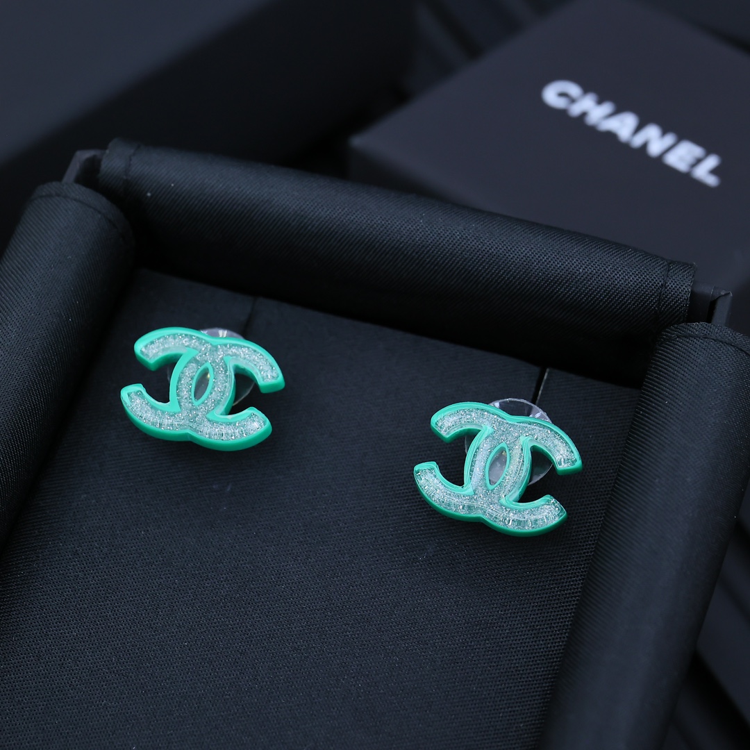  CHANEL 小香风经典双C耳钉买买买# 
亚克力彩色🔱搭配各种日常通勤和晚会活动造型，时尚又经典✨0