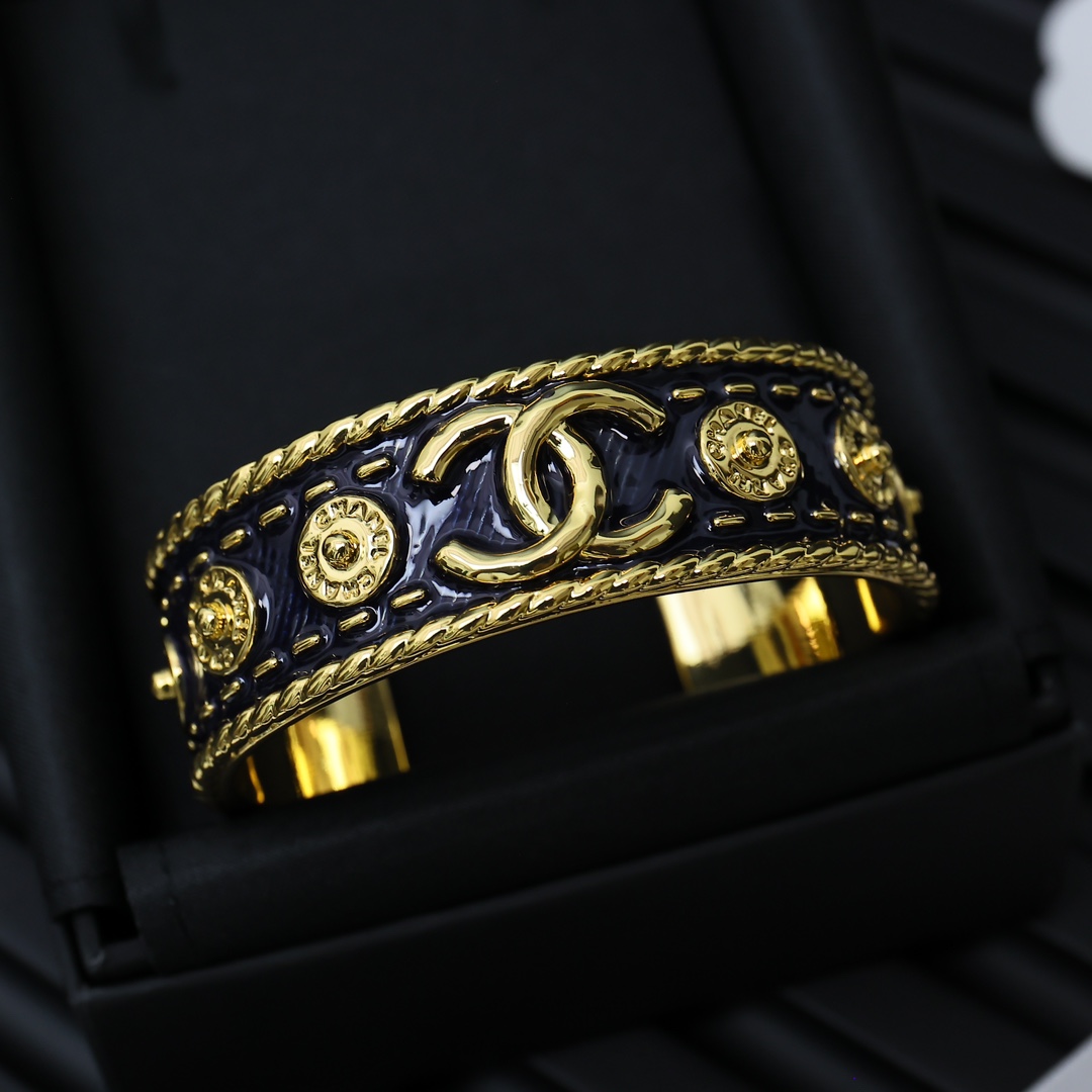 Chanel  中古牛仔蓝字母手镯get到宫廷风的魅力～贼显贵气高级手工坊系列💛。  丹宁牛仔搭配纽扣形