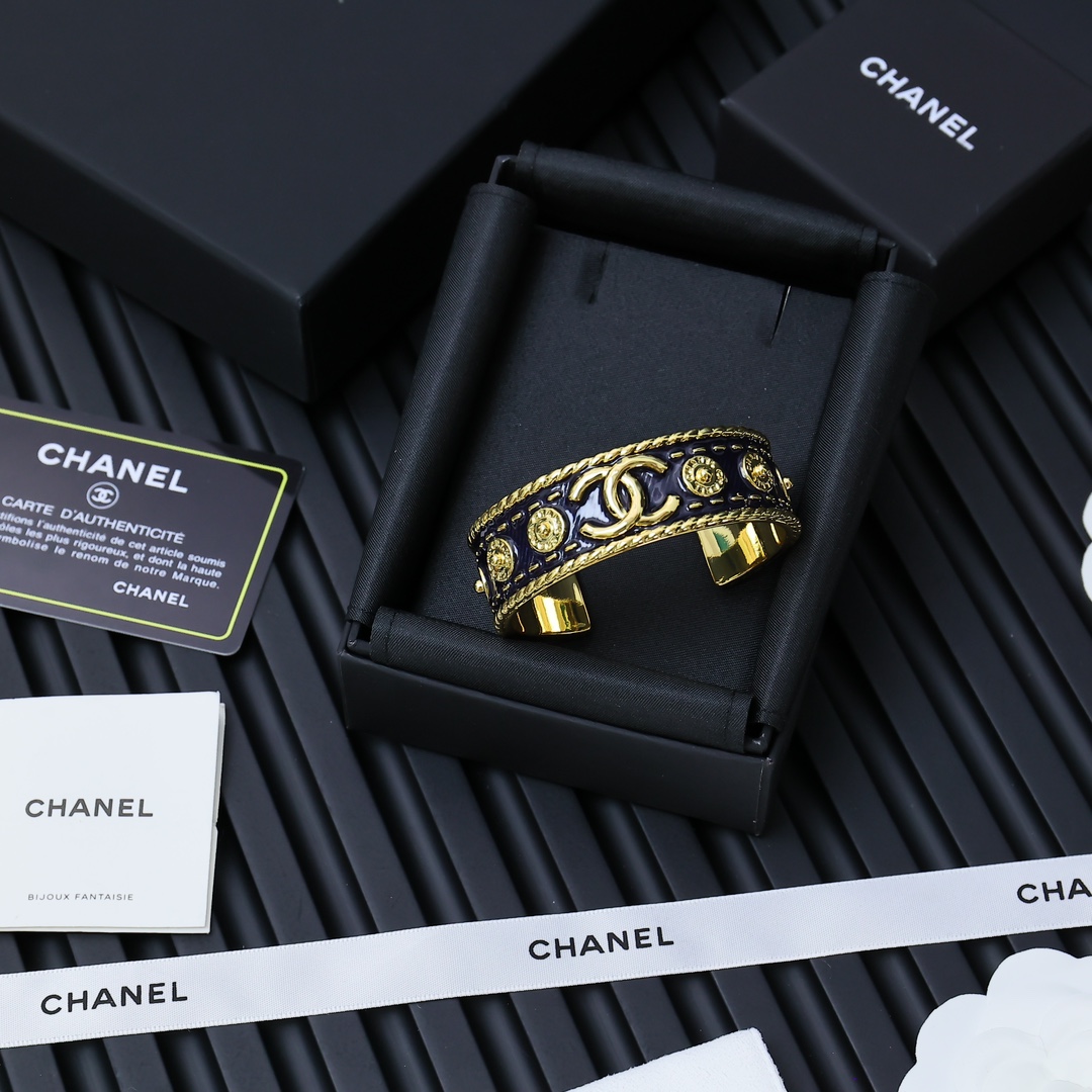 Chanel  中古牛仔蓝字母手镯get到宫廷风的魅力～贼显贵气高级手工坊系列💛。  丹宁牛仔搭配纽扣形