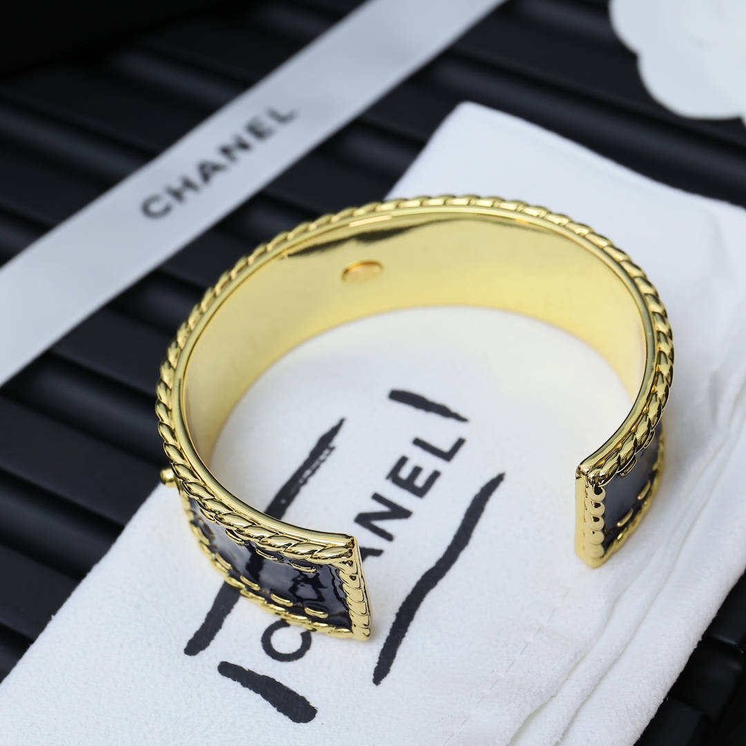 Chanel  中古牛仔蓝字母手镯get到宫廷风的魅力～贼显贵气高级手工坊系列💛。  丹宁牛仔搭配纽扣形