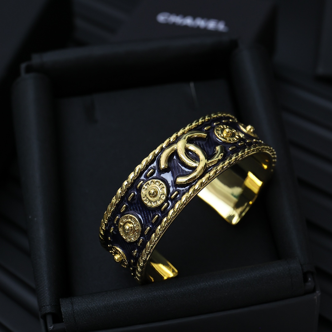 Chanel  中古牛仔蓝字母手镯get到宫廷风的魅力～贼显贵气高级手工坊系列💛。  丹宁牛仔搭配纽扣形