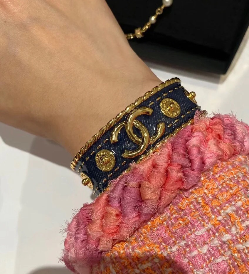 Chanel  中古牛仔蓝字母手镯get到宫廷风的魅力～贼显贵气高级手工坊系列💛。  丹宁牛仔搭配纽扣形