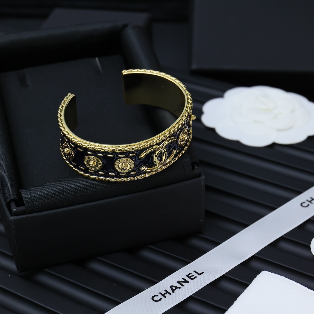 Chanel  中古牛仔蓝字母手镯get到宫廷风的魅力～贼显贵气高级手工坊系列💛。  丹宁牛仔搭配纽扣形