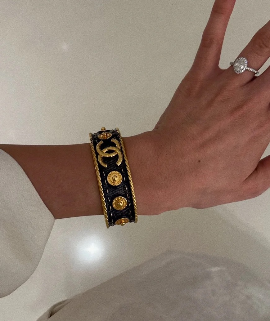 Chanel  中古牛仔蓝字母手镯get到宫廷风的魅力～贼显贵气高级手工坊系列💛。  丹宁牛仔搭配纽扣形