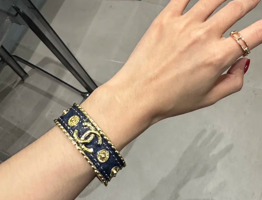 Chanel  中古牛仔蓝字母手镯get到宫廷风的魅力～贼显贵气高级手工坊系列💛。  丹宁牛仔搭配纽扣形