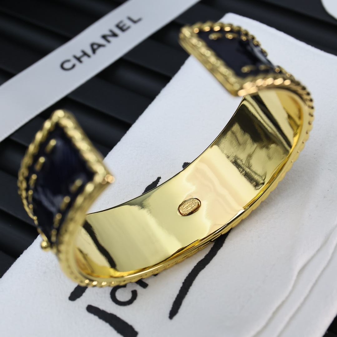 Chanel  中古牛仔蓝字母手镯get到宫廷风的魅力～贼显贵气高级手工坊系列💛。  丹宁牛仔搭配纽扣形