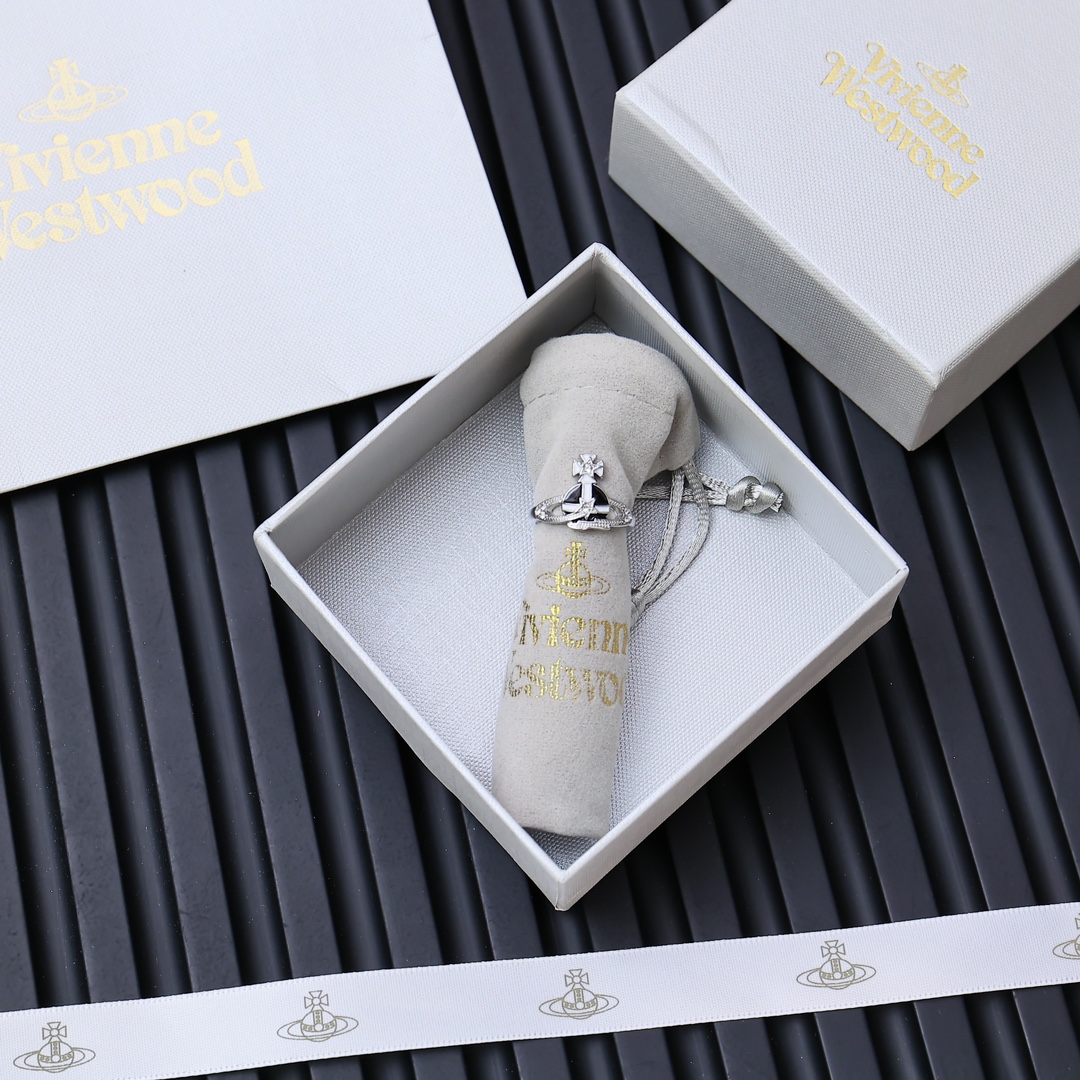 Western Queen’s Star Ring: Saturn’s Timeless Black-and-White Fashion Trend. - 图片 5
