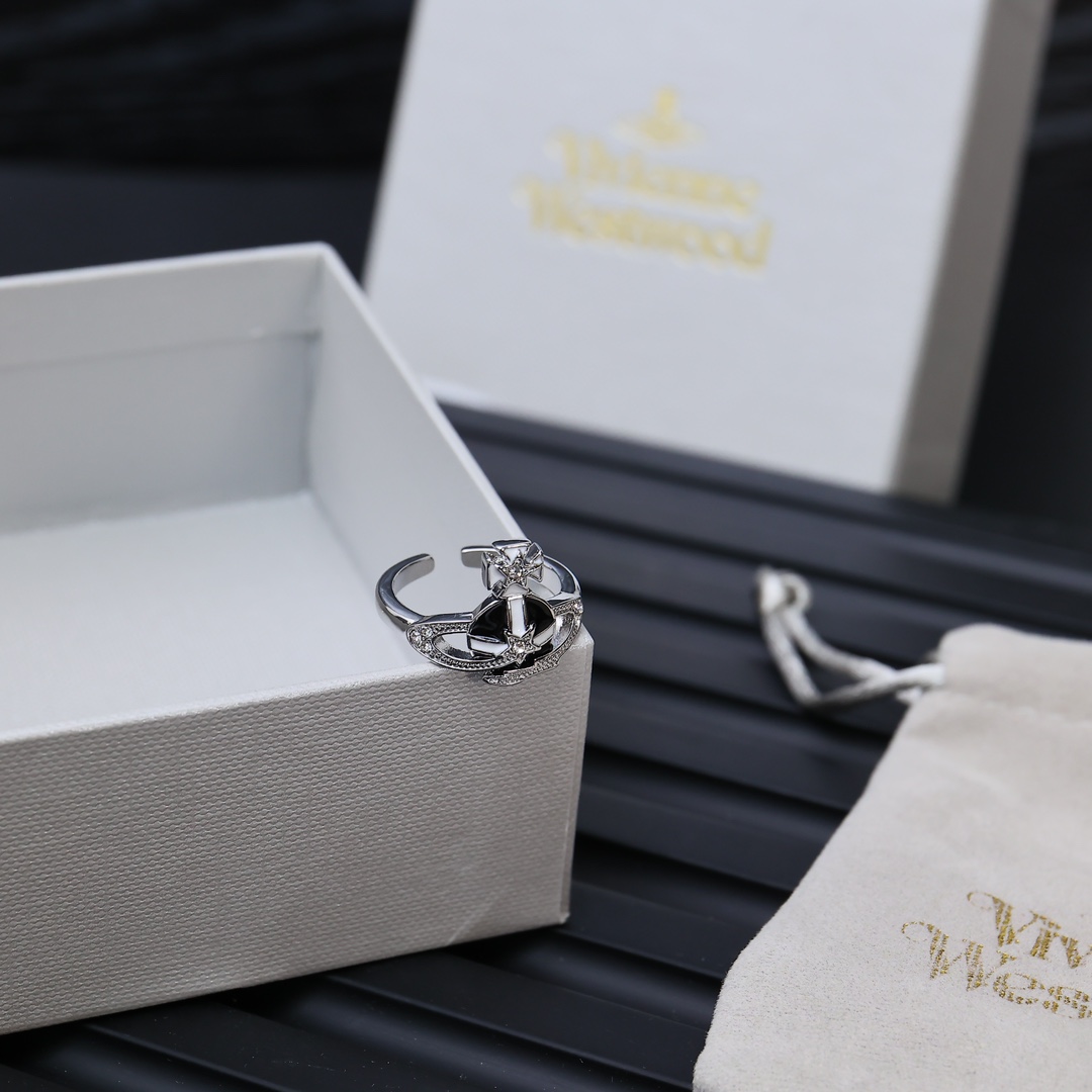 Western Queen’s Star Ring: Saturn’s Timeless Black-and-White Fashion Trend. - 图片 4