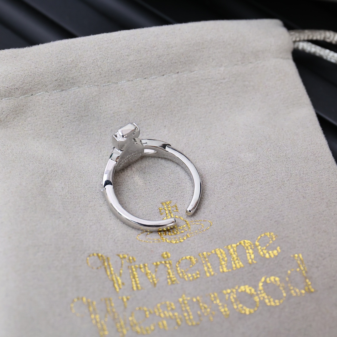 Western Queen’s Star Ring: Saturn’s Timeless Black-and-White Fashion Trend. - 图片 2