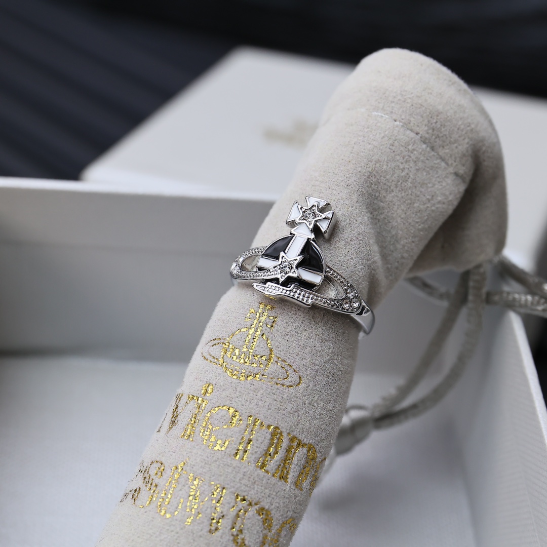 Western Queen’s Star Ring: Saturn’s Timeless Black-and-White Fashion Trend. - 图片 1