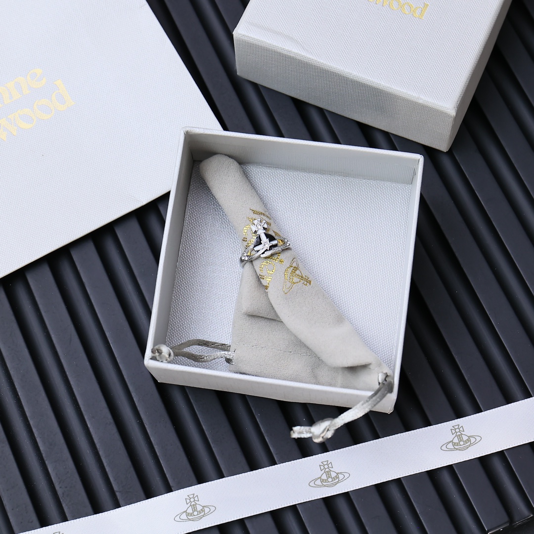 Western Queen’s Star Ring: Saturn’s Timeless Black-and-White Fashion Trend. - 图片 6