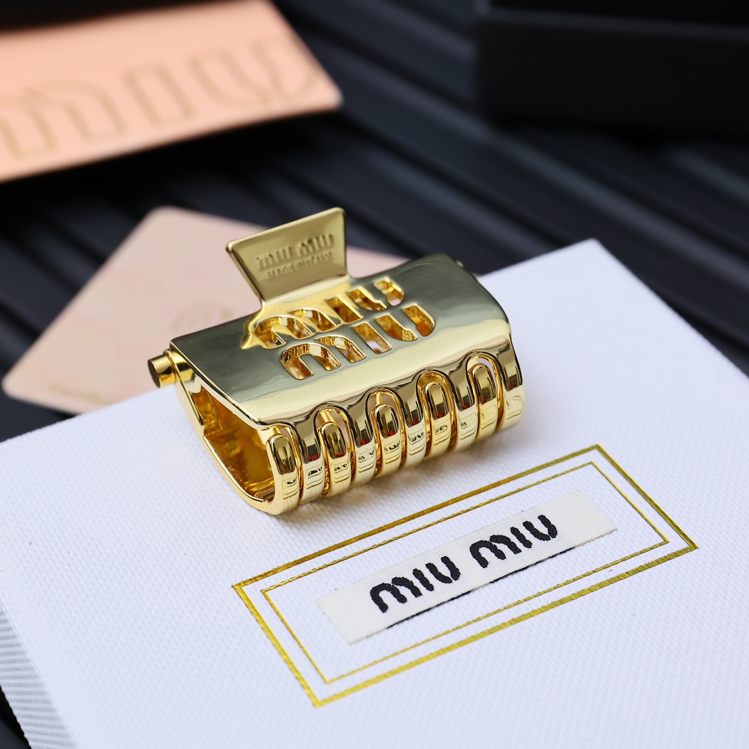 Miumiu重工光面抓夹🛍太美太好看😍ི😍ི😎超级仙女唯美的一款🧐做工超级细心无漏洞🤩发夹