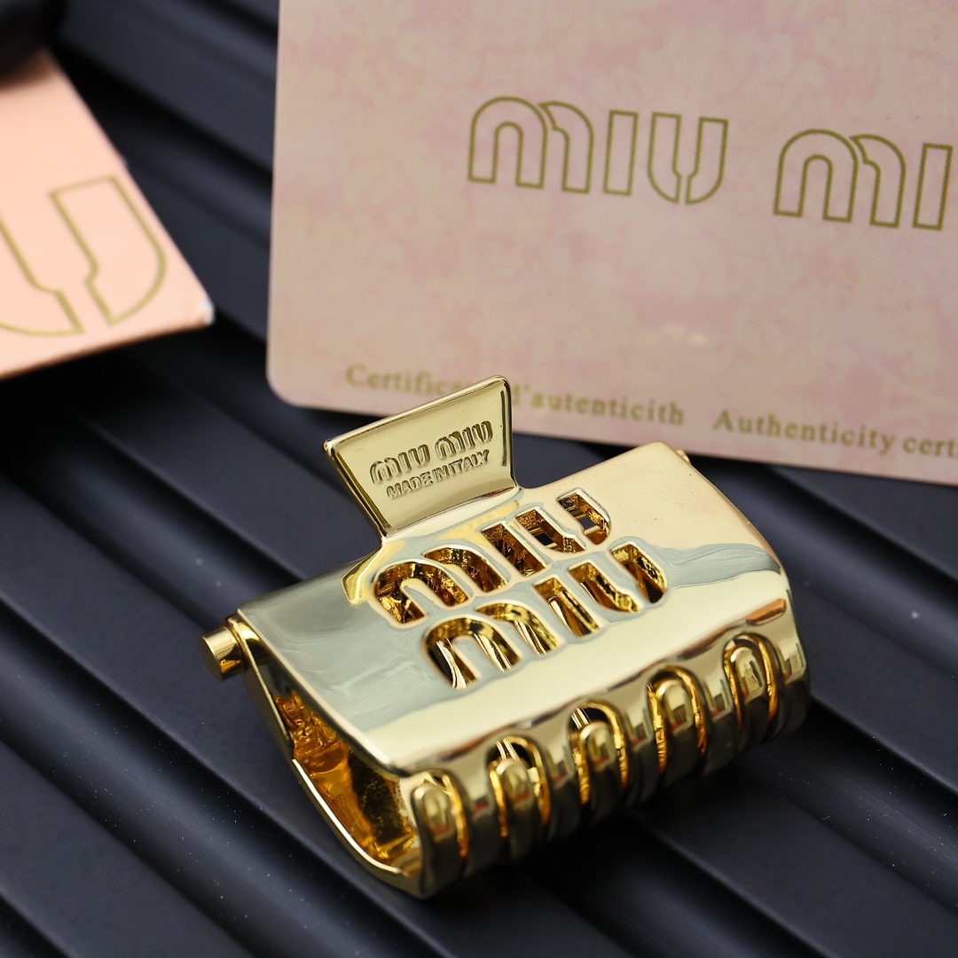 Miumiu重工光面抓夹🛍太美太好看😍ི😍ི😎超级仙女唯美的一款🧐做工超级细心无漏洞🤩发夹