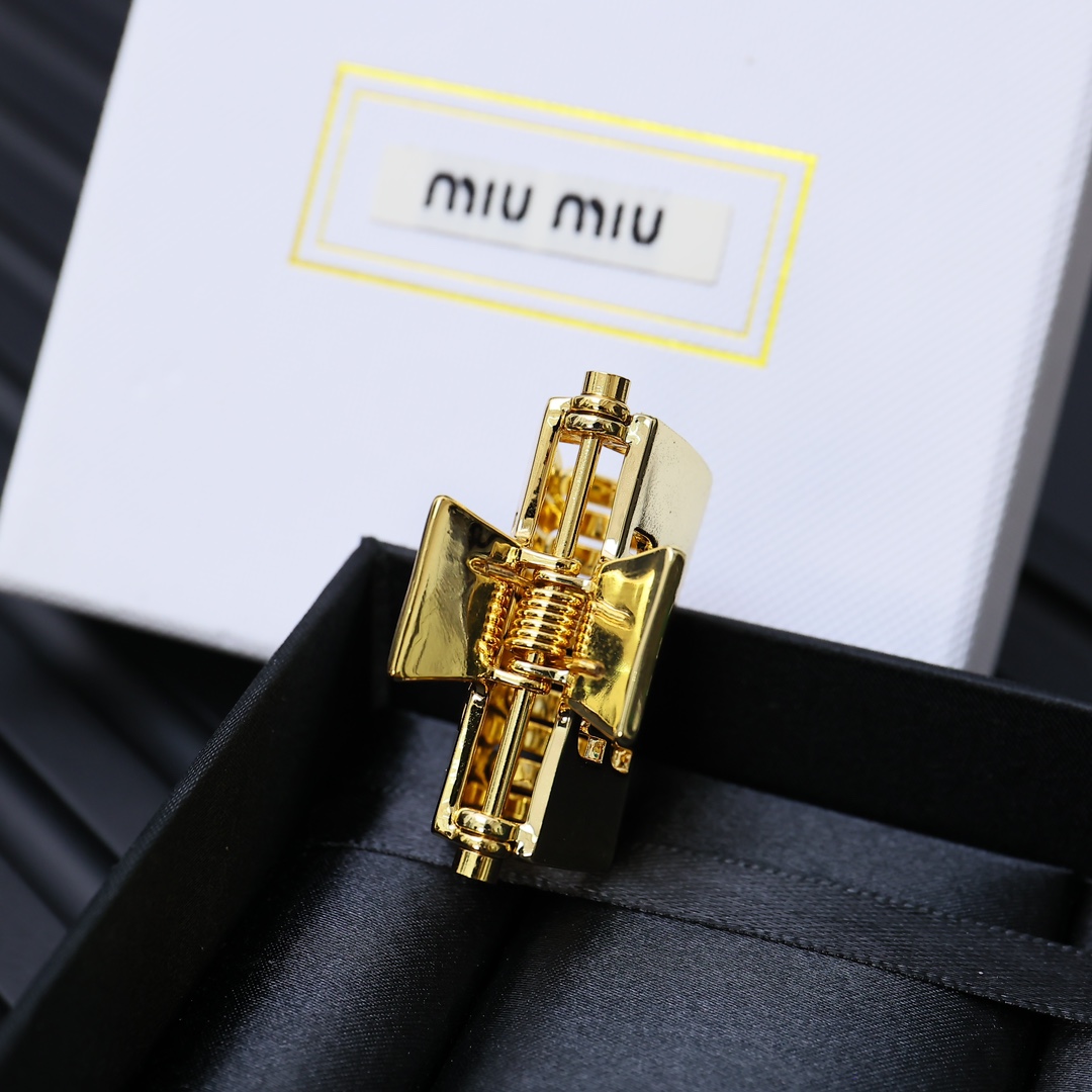 Miumiu重工光面抓夹🛍太美太好看😍ི😍ི😎超级仙女唯美的一款🧐做工超级细心无漏洞🤩发夹