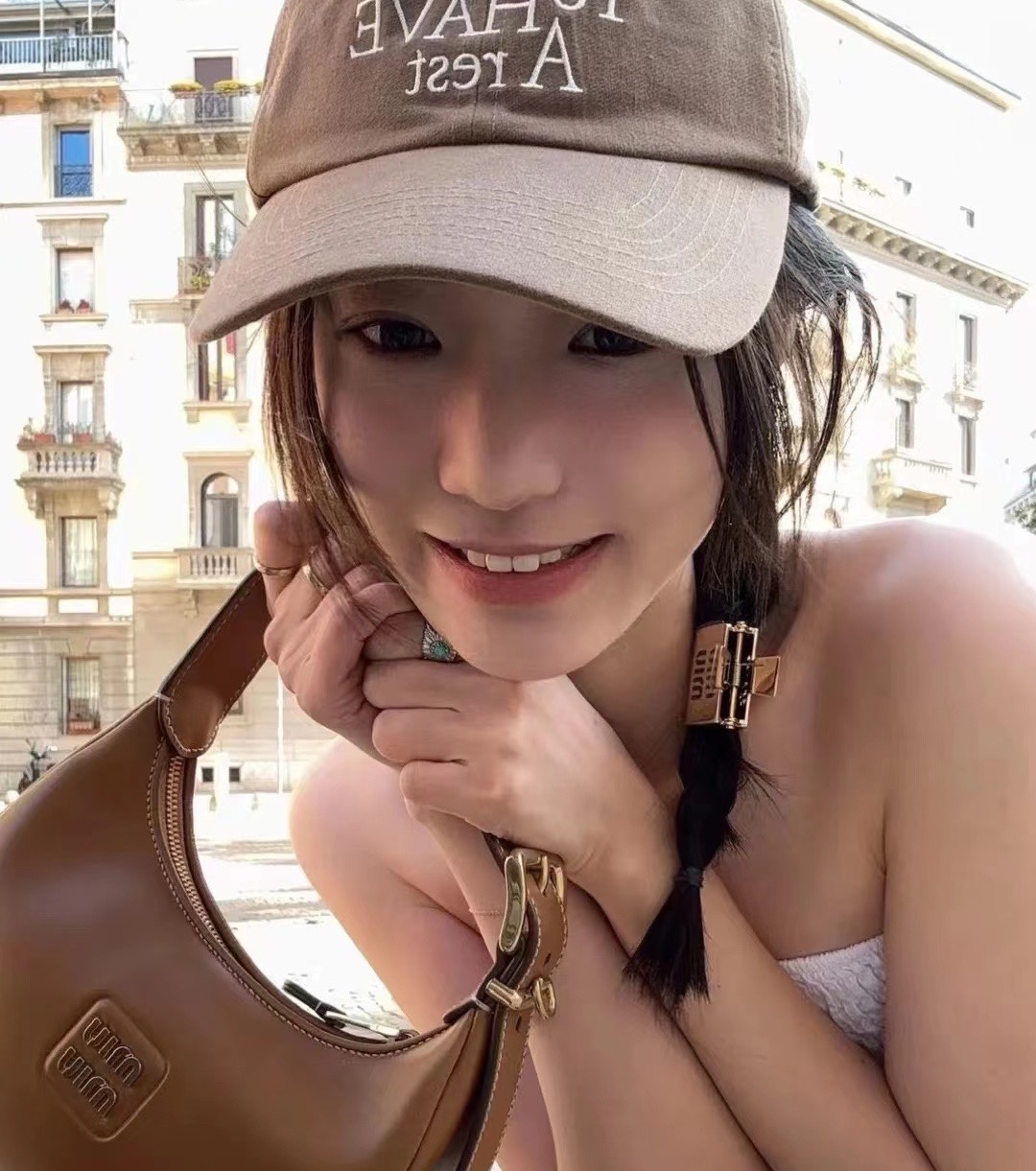 Miumiu重工光面抓夹🛍太美太好看😍ི😍ི😎超级仙女唯美的一款🧐做工超级细心无漏洞🤩发夹
