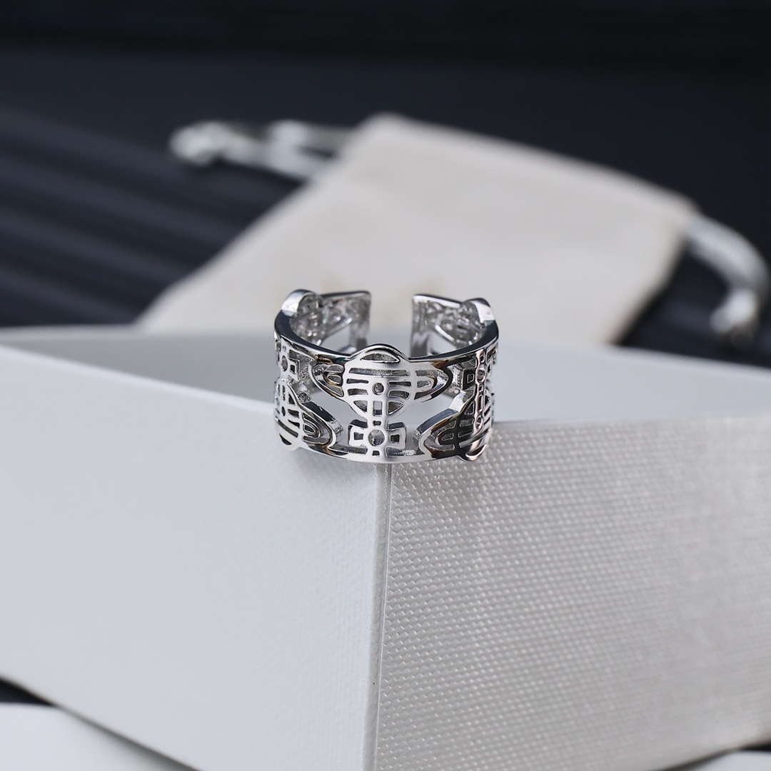 Vivienne Westwood Queen Viviancissian ring An elegant and generous design. I’m attracted to this - 图片 3