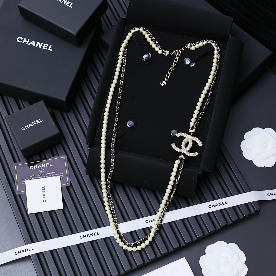 Chanel经典大双C字母logo毛衣链Chanel羊皮跟金属还有珍珠的碰撞简单就是时尚黄铜材质立体感十