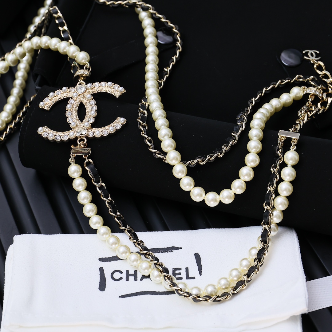 Chanel经典大双C字母logo毛衣链Chanel羊皮跟金属还有珍珠的碰撞简单就是时尚黄铜材质立体感十