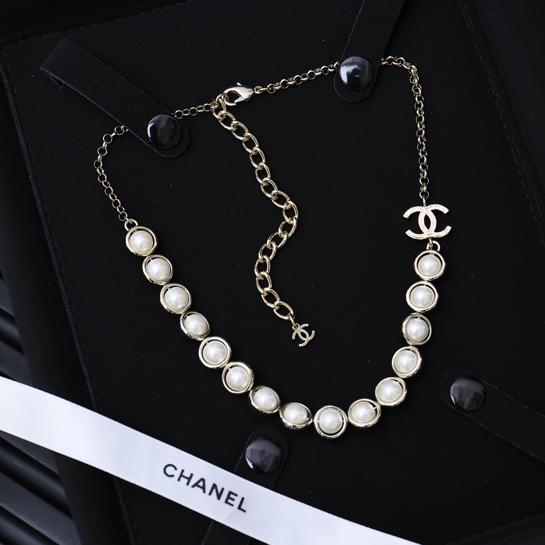 项链 Chanel 珍珠套装    
仙女珍珠项链🧚‍♀️四方珍珠耳钉 
透明珠珠四方耳钉
温柔优雅柔美