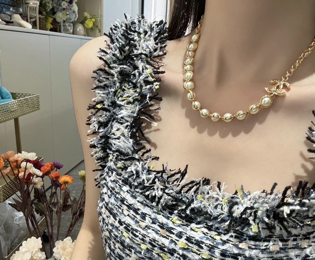 项链 Chanel 珍珠套装    
仙女珍珠项链🧚‍♀️四方珍珠耳钉 
透明珠珠四方耳钉
温柔优雅柔美