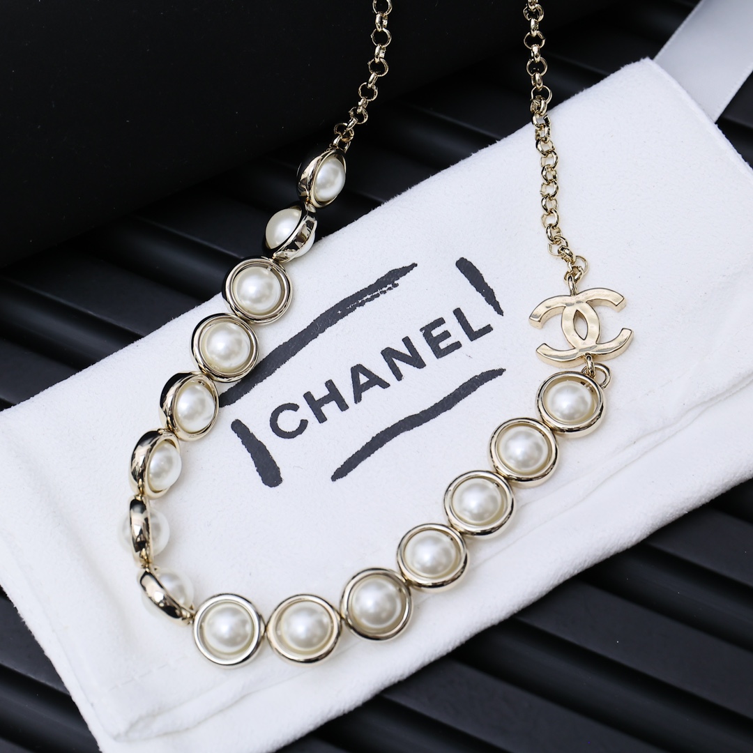 项链 Chanel 珍珠套装    
仙女珍珠项链🧚‍♀️四方珍珠耳钉 
透明珠珠四方耳钉
温柔优雅柔美