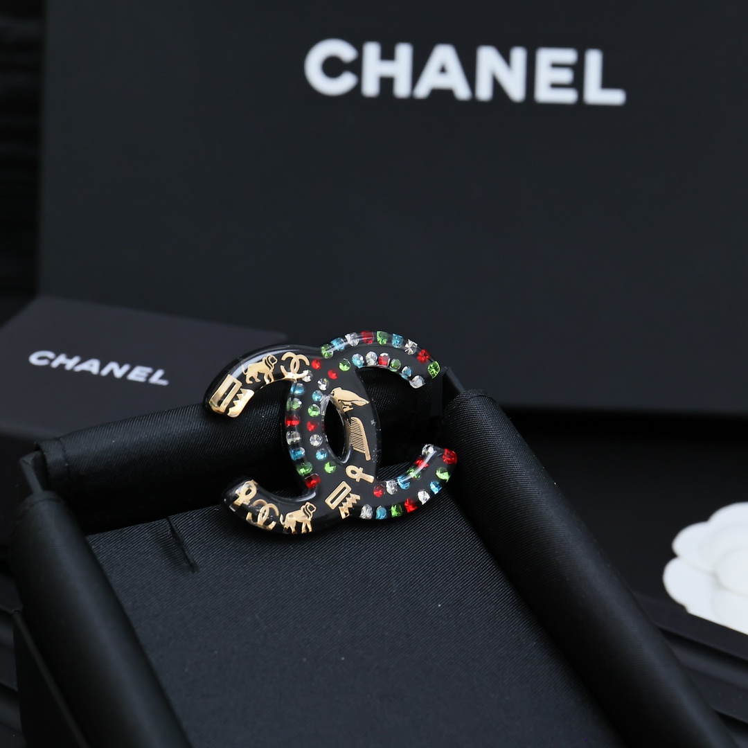 Chanel  亚克力树脂彩石手绘双c胸针
日常超百搭不挑人 💘极简又精致
谁戴谁好看系列✨超级值得入