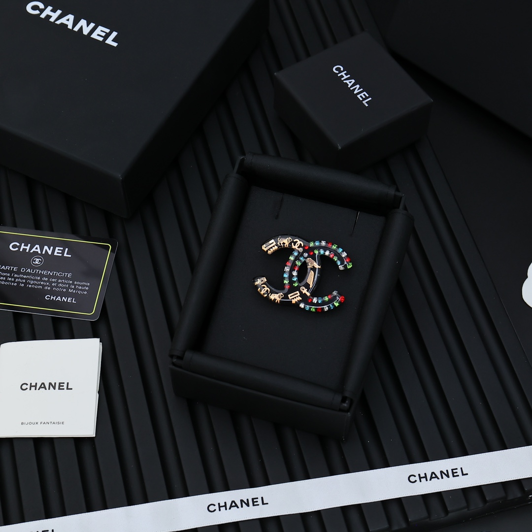  Chanel  亚克力树脂彩石手绘双c胸针
日常超百搭不挑人 💘极简又精致
谁戴谁好看系列✨超级值得入