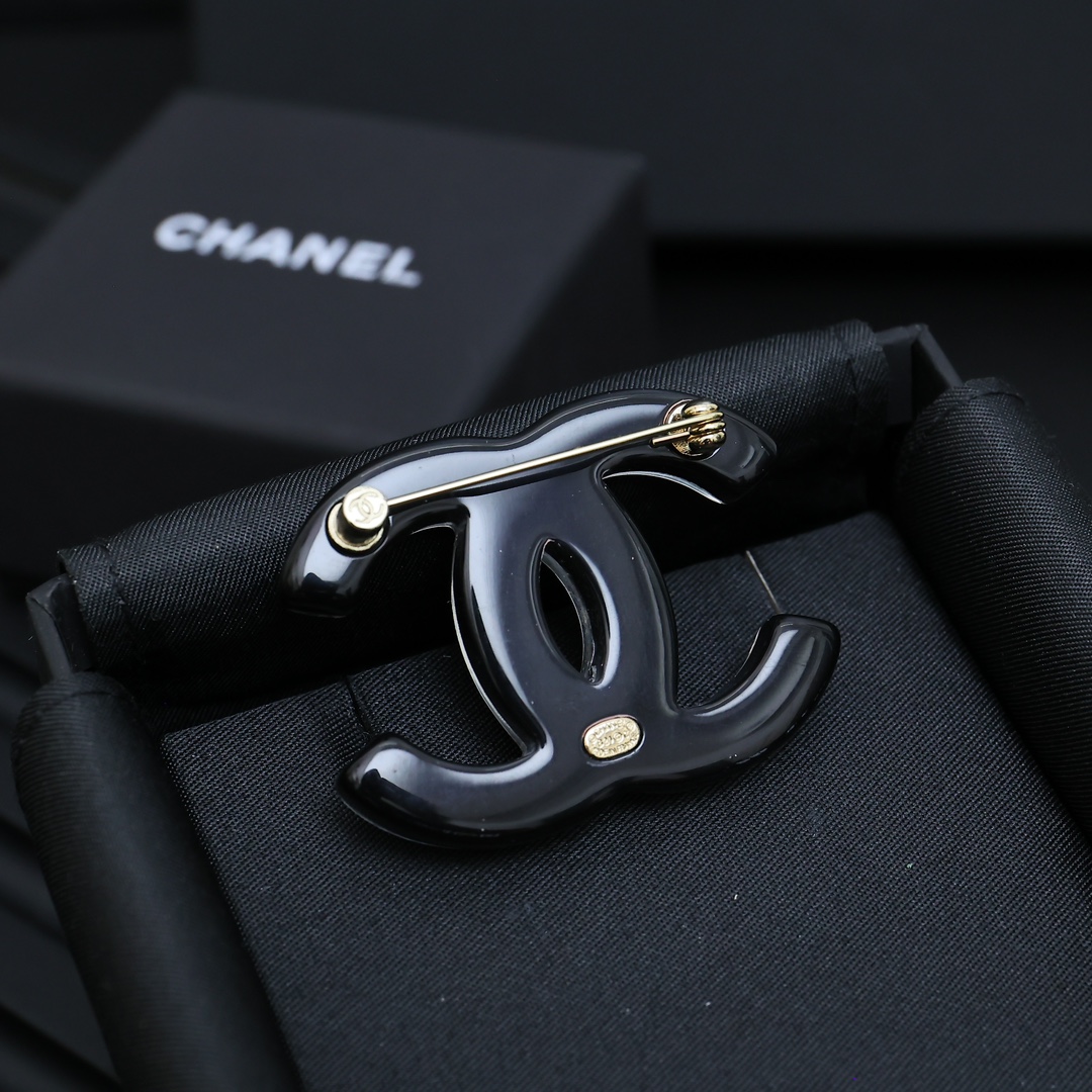  Chanel  亚克力树脂彩石手绘双c胸针
日常超百搭不挑人 💘极简又精致
谁戴谁好看系列✨超级值得入
