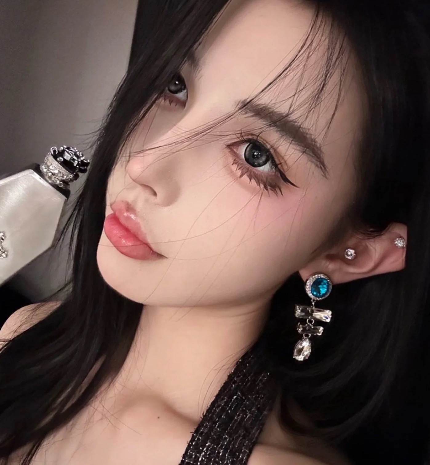  👑Miumiu 幻彩水晶耳环 
御姐风，酷飒中带着甜美💘💘轻奢小众风格耳环👏👏👏设计感 美感十足 造型
