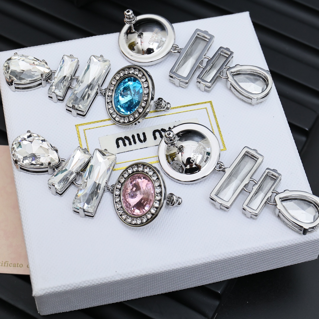 👑Miumiu 幻彩水晶耳环 
御姐风，酷飒中带着甜美💘💘轻奢小众风格耳环👏👏👏设计感 美感十足 造型