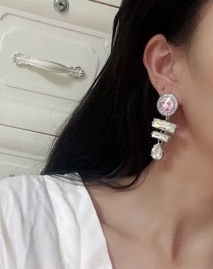 👑Miumiu 幻彩水晶耳环 
御姐风，酷飒中带着甜美💘💘轻奢小众风格耳环👏👏👏设计感 美感十足 造型