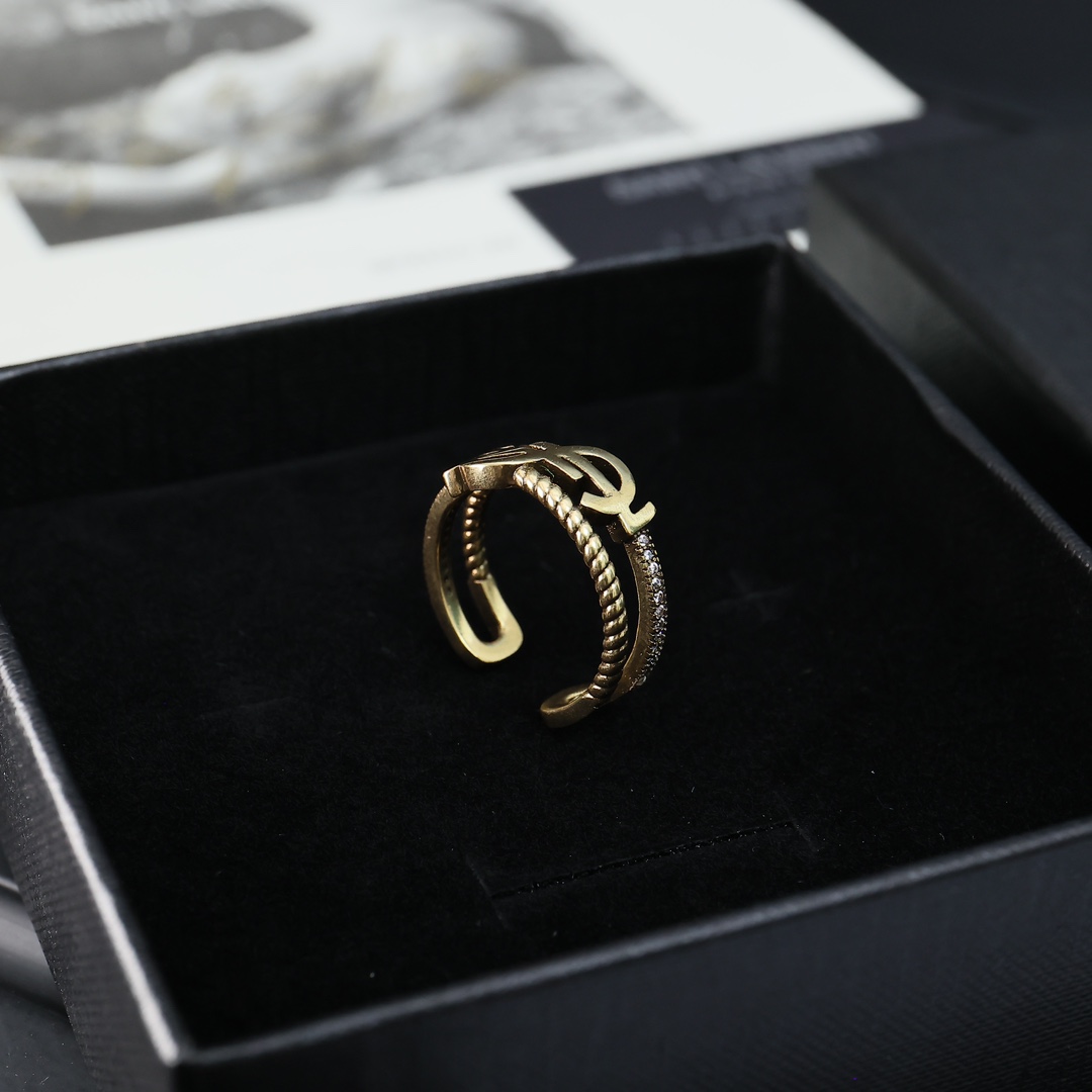 Yves Saint Laurent: Iconic Luxury Fashion Brand with Elegant Design Style - 图片 2