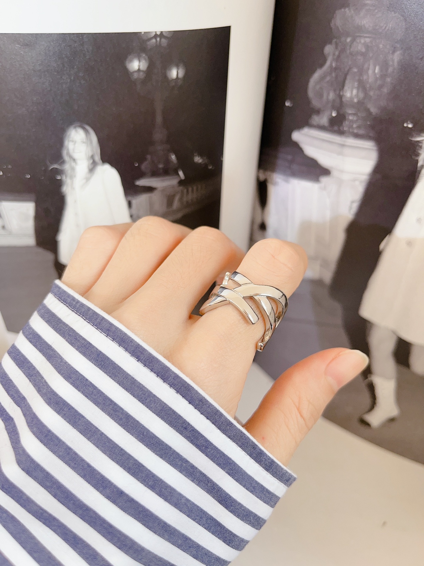 Luxury Fashion Icon: YSL San Roland Letter Opening Ring, Elegant Abstract Design. - 图片 9