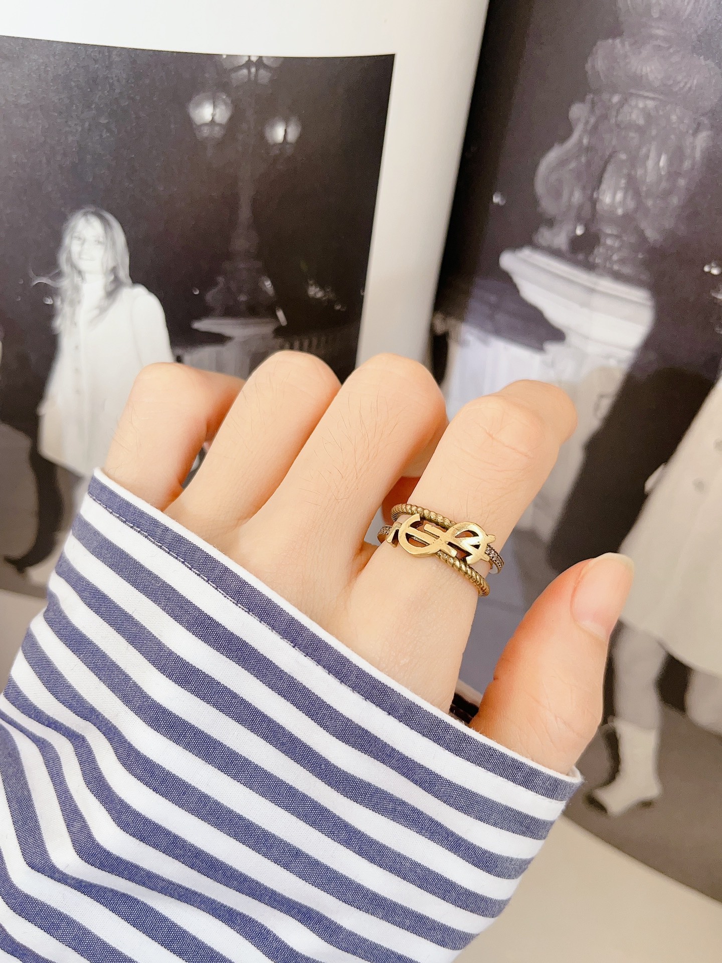 Yves Saint Laurent: Iconic Luxury Fashion Brand with Elegant Design Style - 图片 7