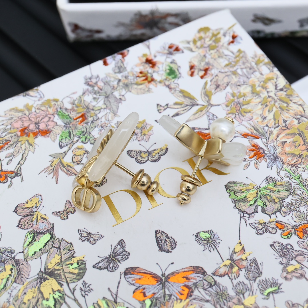  Dior  树脂蝴蝶耳环
Dior是懂玄学的🤔🤔
传说会招财
温柔仙气飘飘🦋
076038