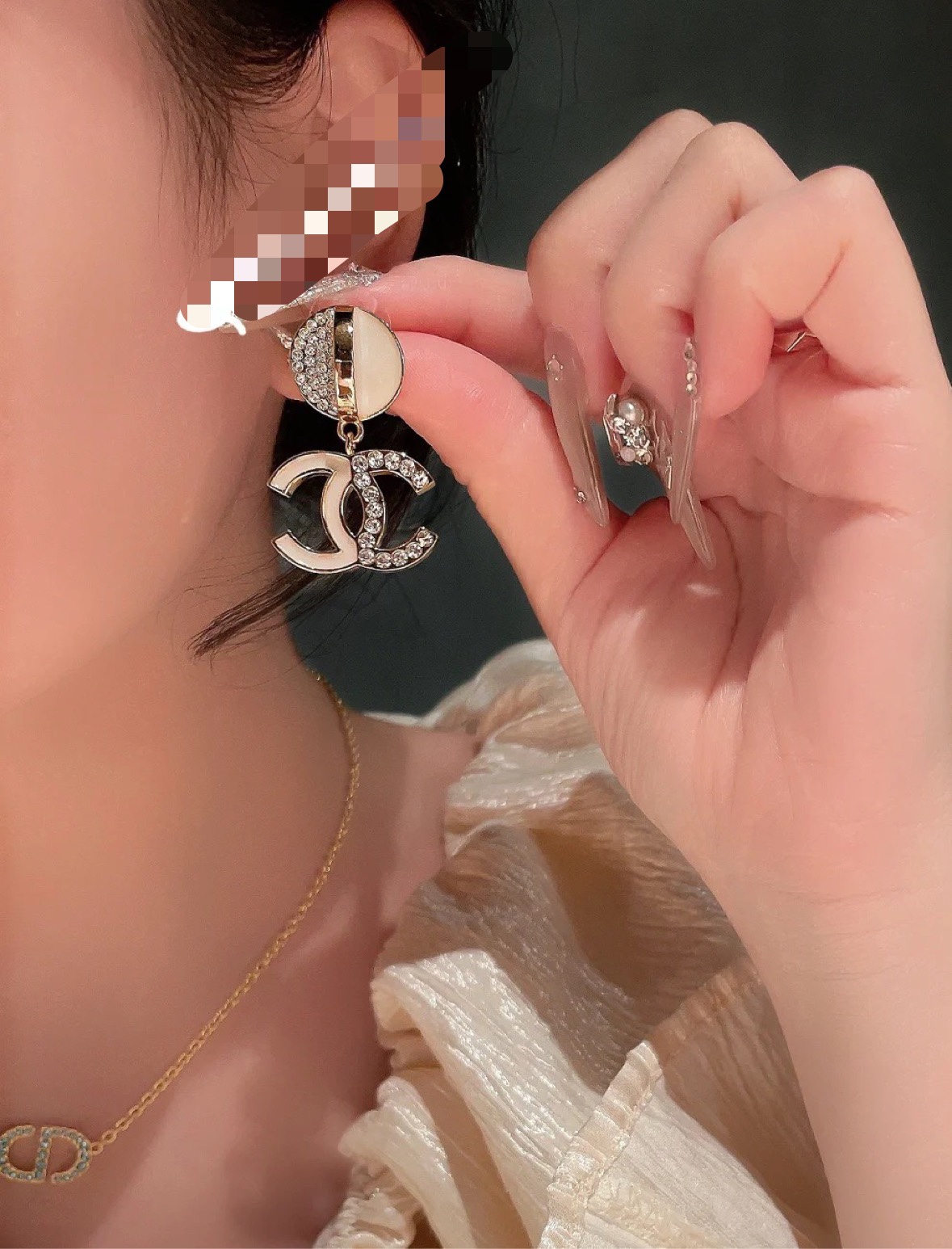  Chanel重工珐琅彩绘满钻耳环
自带光泽感 又是被美到的一天！
😍😍这个真的太太太漂亮了👏👏
戴上大