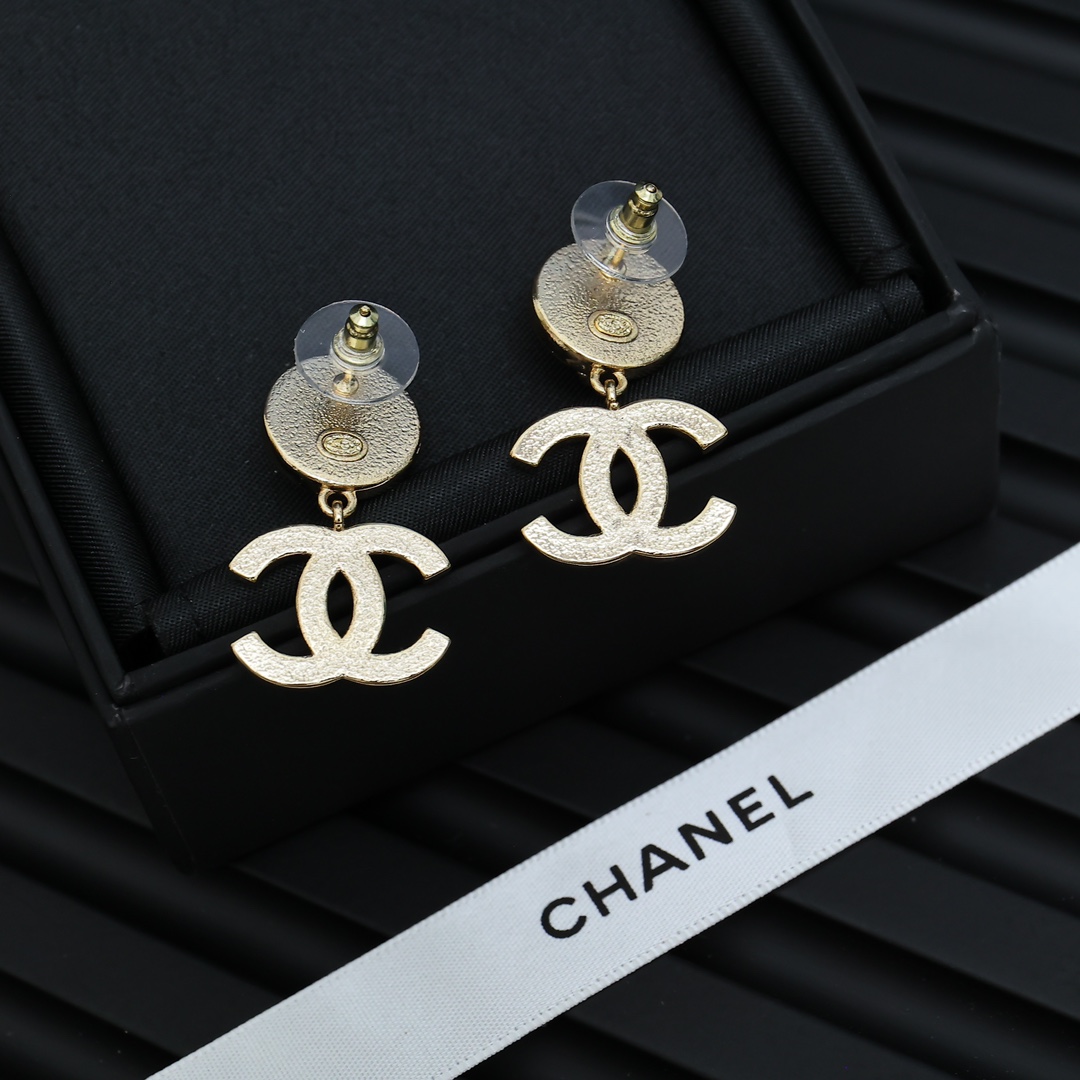  Chanel重工珐琅彩绘满钻耳环
自带光泽感 又是被美到的一天！
😍😍这个真的太太太漂亮了👏👏
戴上大
