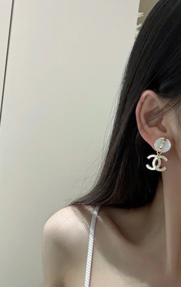  Chanel重工珐琅彩绘满钻耳环
自带光泽感 又是被美到的一天！
😍😍这个真的太太太漂亮了👏👏
戴上大