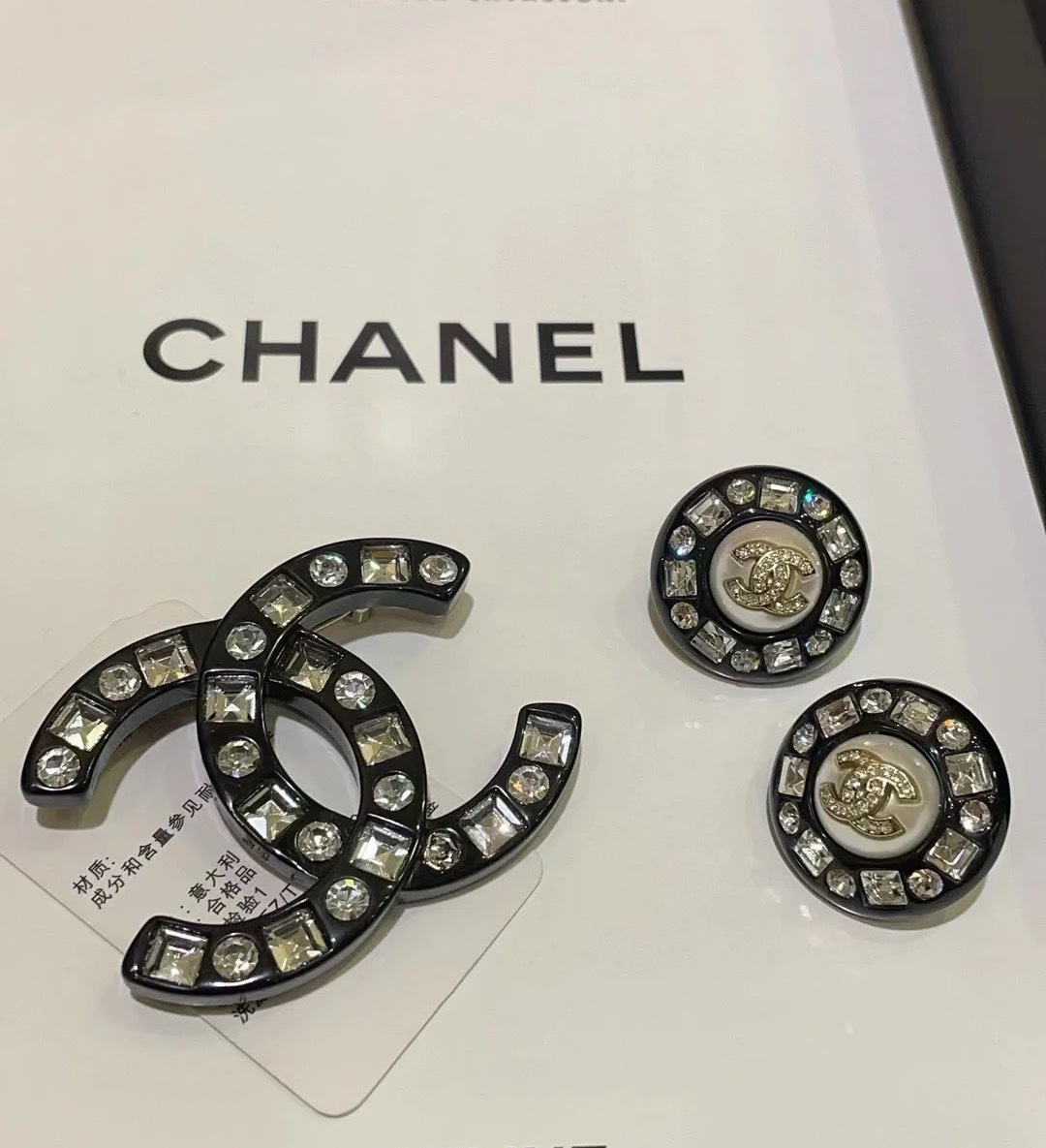  Chanel黑色亚克力满钻双C圆形耳钉
黑色纽扣外圈点缀满大颗水晶复古感直接拉满，超闪超迷人
细节精致