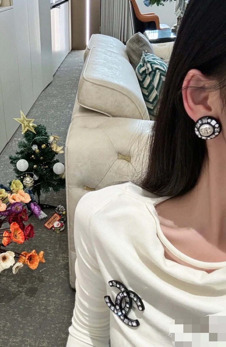  Chanel黑色亚克力满钻双C圆形耳钉
黑色纽扣外圈点缀满大颗水晶复古感直接拉满，超闪超迷人
细节精致