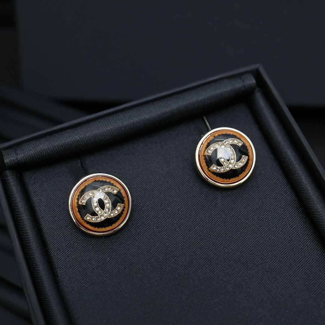  𝑪𝒉𝒂𝒏𝒆𝒍 高级手工坊金色双C耳钉
金色双C很有vintage质感✨
复古高级又显气质🤭🤭这种耳钉款