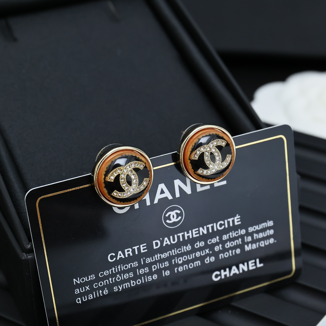  𝑪𝒉𝒂𝒏𝒆𝒍 高级手工坊金色双C耳钉
金色双C很有vintage质感✨
复古高级又显气质🤭🤭这种耳钉款