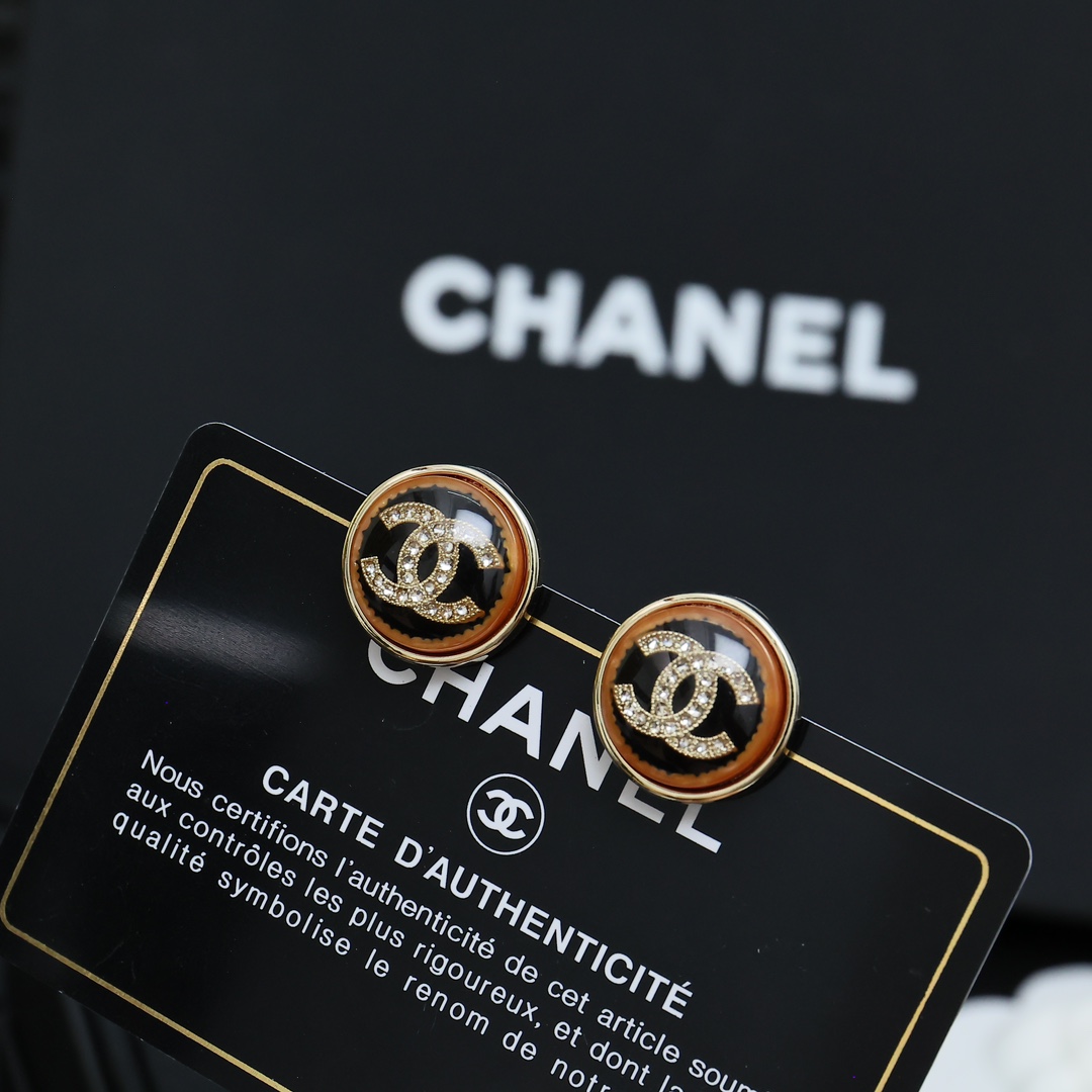  𝑪𝒉𝒂𝒏𝒆𝒍 高级手工坊金色双C耳钉
金色双C很有vintage质感✨
复古高级又显气质🤭🤭这种耳钉款